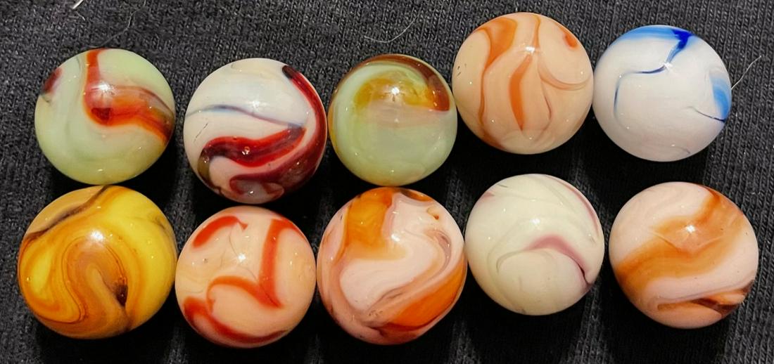 LOT 10 VINTAGE / ANTIQUE GLASS MARBLES: LOT 10 VINTAGE / ANTIQUE GLASS MARBLES - VARIOUS COLORS AND TYPES - AVENTURINE, AKRO AGATE, SLAG, ALLEY AGATE, CHRISTENSEN, PELTIER, ETC. - 1/2" - 9/16"