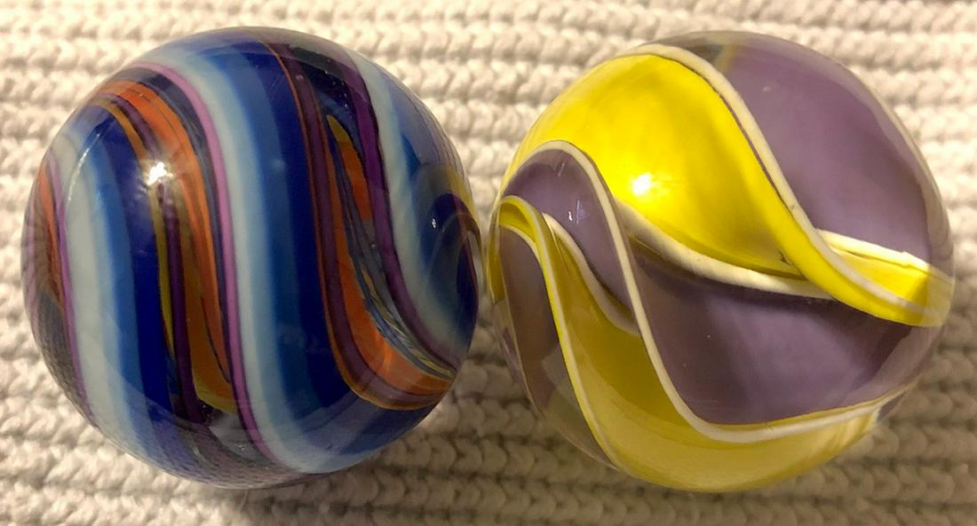 LOT 2 MODERN ART GLASS SWIRL MARBLES: LOT 2 MODERN HAND BLOWN ART GLASS SWIRL MARBLES - BOTH 1 1/32" DIAMETER