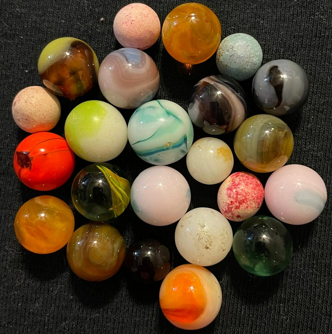 LOT 23 VINTAGE / ANTIQUE GLASS PEE WEE MARBLES: LOT 23 VINTAGE / ANTIQUE GLASS 'PEE WEE' MARBLES - VARIOUS COLORS AND TYPES - AVENTURINE, AKRO AGATE, SLAG, ALLEY AGATE, CHRISTENSEN, PELTIER, ETC. - 11/32" - 15/32"