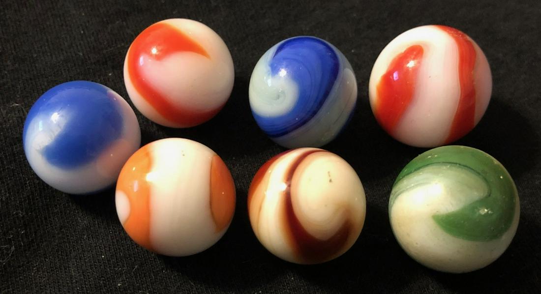 LOT 7 VINTAGE / ANTIQUE GLASS CORKSCREW MARBLES: LOT 7 VINTAGE / ANTIQUE 2 COLOR GLASS CORKSCREW MARBLES IN VARIOUS COLORS - 9/16" - 5/8"