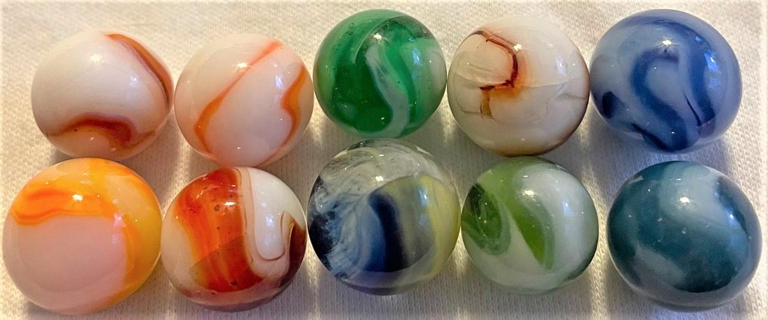 LOT 10 VINTAGE / ANTIQUE GLASS MARBLES: LOT 10 VINTAGE / ANTIQUE GLASS MARBLES - VARIOUS COLORS AND TYPES - AVENTURINE, AKRO AGATE, SLAG, ALLEY AGATE, CHRISTENSEN, PELTIER, ETC. - 15/32" - 9/16"