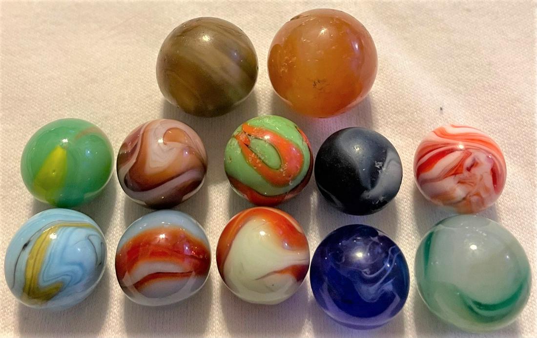 LOT 12 VINTAGE / ANTIQUE GLASS MARBLES: LOT 12 VINTAGE / ANTIQUE GLASS MARBLES - VARIOUS COLORS AND TYPES - AVENTURINE, AKRO AGATE, SLAG, ALLEY AGATE, CHRISTENSEN, PELTIER, ETC. - 1/2" - 3/4"