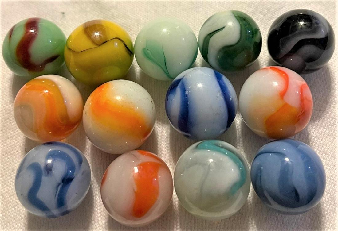 LOT 13 VINTAGE / ANTIQUE GLASS MARBLES: LOT 13 VINTAGE / ANTIQUE GLASS MARBLES - VARIOUS COLORS AND TYPES - AVENTURINE, AKRO AGATE, SLAG, ALLEY AGATE, CHRISTENSEN, PELTIER, ETC. - 1/2" - 9/16"