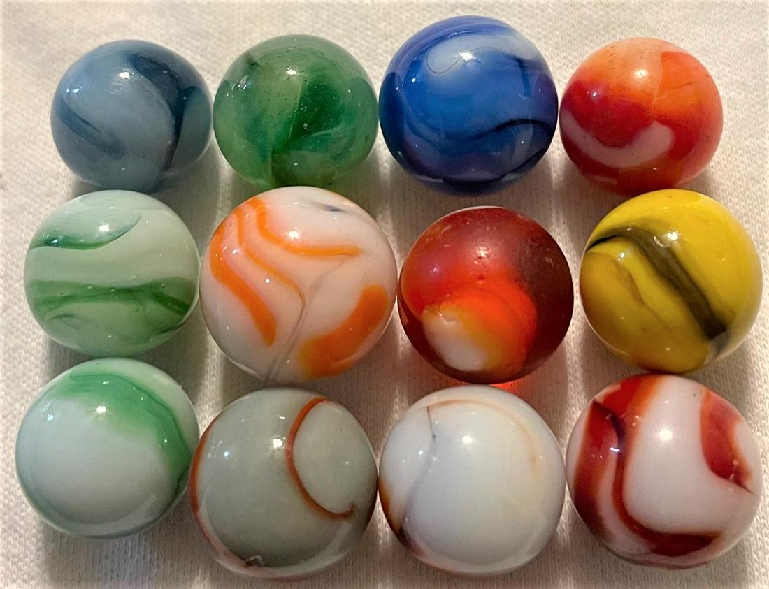 LOT 12 VINTAGE / ANTIQUE GLASS MARBLES: LOT 12 VINTAGE / ANTIQUE GLASS MARBLES - VARIOUS COLORS AND TYPES - AVENTURINE, AKRO AGATE, SLAG, ALLEY AGATE, CHRISTENSEN, PELTIER, ETC. - 1/2" - 5/8"