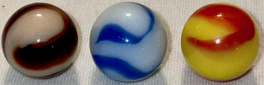 LOT 3 VINTAGE / ANTIQUE GLASS CORKSCREW MARBLES: LOT 3 VINTAGE / ANTIQUE GLASS CORKSCREW MARBLES - 2 COLOR - 1/2" - 9/16"