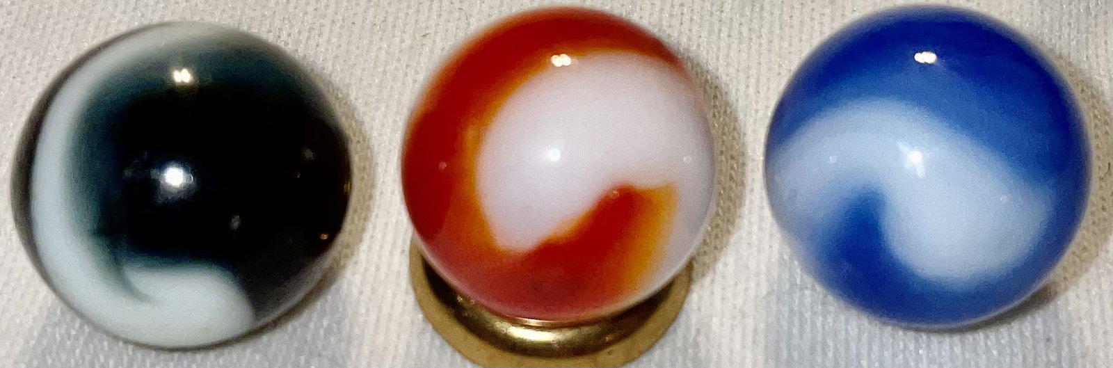 LOT 3 VINTAGE / ANTIQUE GLASS CORKSCREW MARBLES: LOT 3 VINTAGE / ANTIQUE GLASS CORKSCREW MARBLES - 2 COLOR - 9/16"