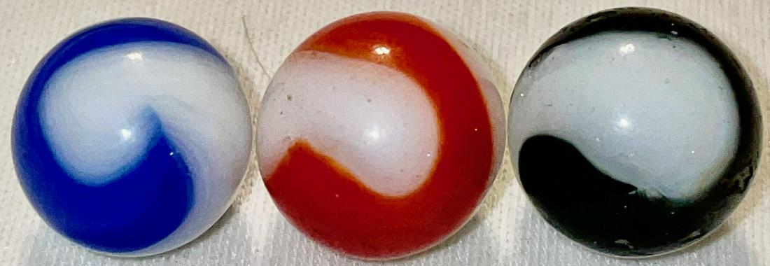 LOT 3 VINTAGE / ANTIQUE GLASS CORKSCREW MARBLES: LOT 3 VINTAGE / ANTIQUE GLASS CORKSCREW MARBLES - 2 COLOR - 17/32" - 19/32"