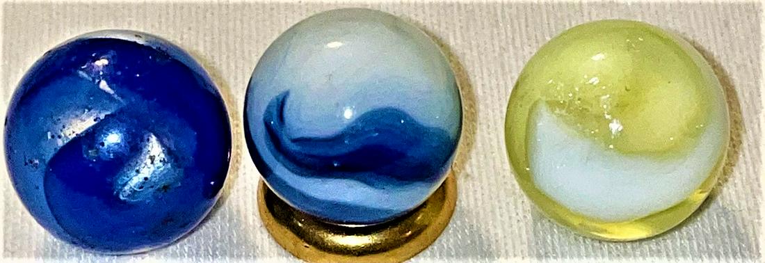LOT 3 VINTAGE / ANTIQUE GLASS CORKSCREW MARBLES: LOT 3 VINTAGE / ANTIQUE GLASS CORKSCREW MARBLES - 2 COLOR INCLUDING 2 TRANSLUCENT - ONE IN UNUSUAL VASELINE AND ONE IN BLUE - 9/16"