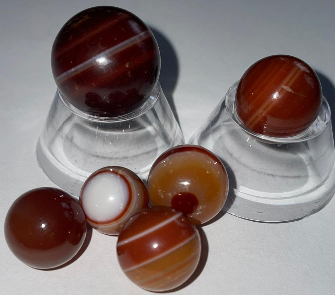 LOT 6 VINTAGE NATURAL BANDED AGATE MARBLES: LOT 6 VINTAGE NATURAL BANDED AGATE MARBLES - ONE WITH AN 'EYEBALL' DESIGN, ONE WITH DOUBLE 'BULLSEYE' AND 2 OTHERS WITH DECORATIVE BANDING - EXCELLENT CONDITION - 7/16" - 23/32"