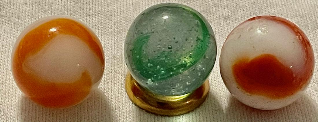LOT 3 VINTAGE / ANTIQUE GLASS CORKSCREW MARBLES: LOT 3 VINTAGE / ANTIQUE GLASS CORKSCREW MARBLES - 2 COLOR - INCLUDING ONE TRANSLUCENT - 9/16"
