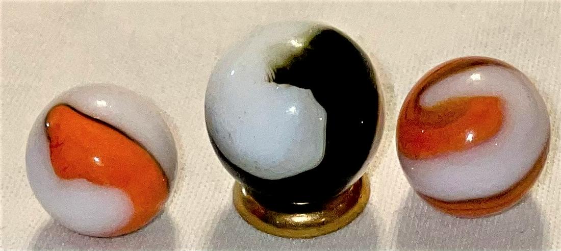 LOT 3 VINTAGE / ANTIQUE GLASS CORKSCREW MARBLES: LOT 3 VINTAGE / ANTIQUE GLASS CORKSCREW MARBLES - 2 COLOR - 9/16" - 11/16"