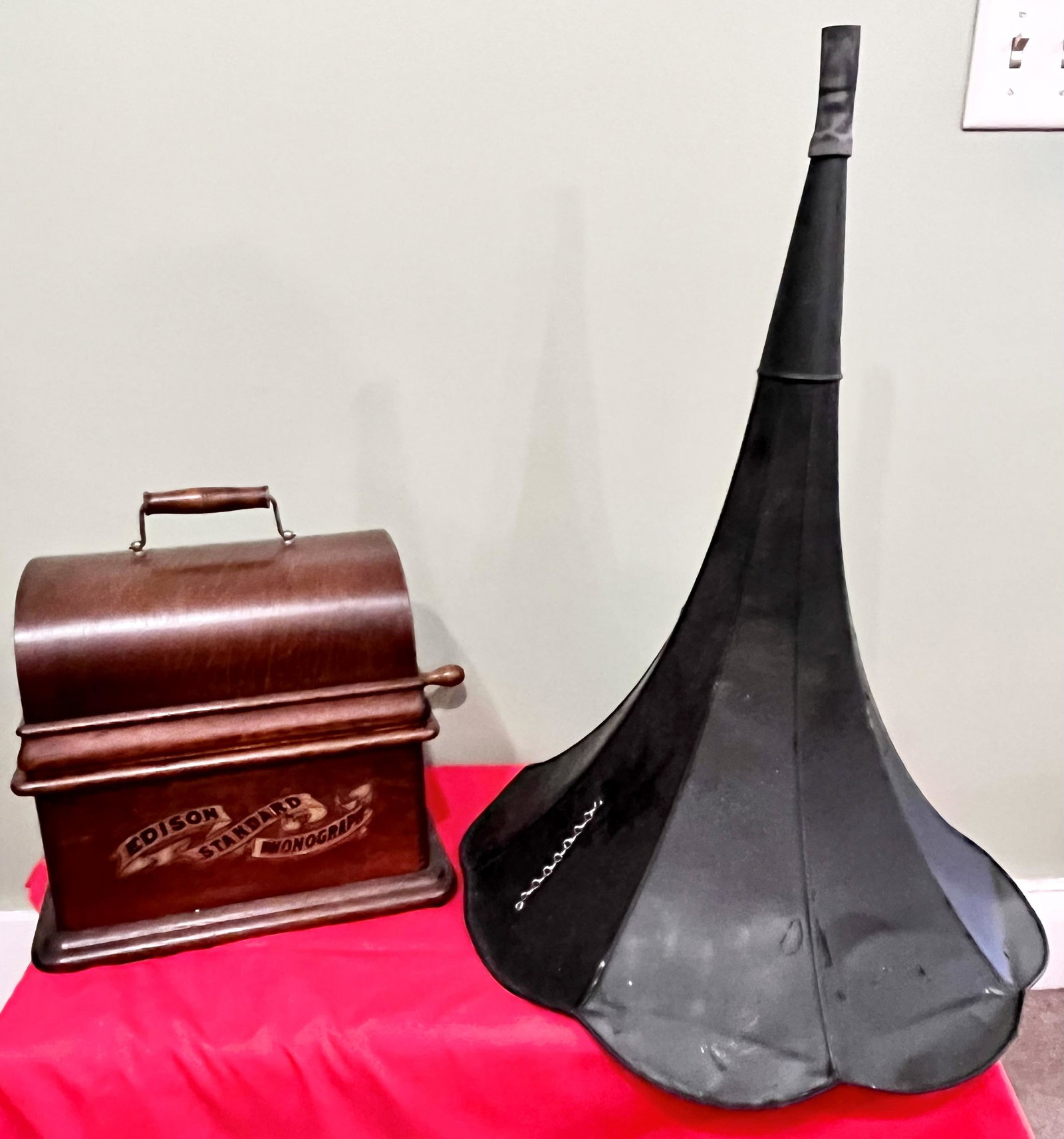 OAK CASED EDISON STANDARD PHONOGRAPH WITH METAL HORN (1 of 10)