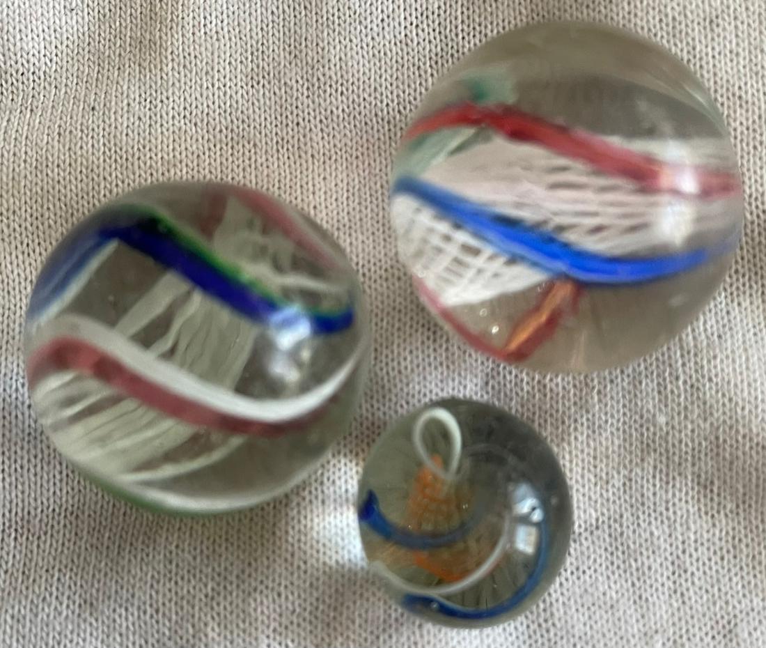 LOT 3 ANTIQUE GLASS SWIRL MARBLES: LOT 3 ANTIQUE GLASS SWIRL MARBLES - SWIRLS & LATTICINO CORE - GOOD OVERAL CONDITION