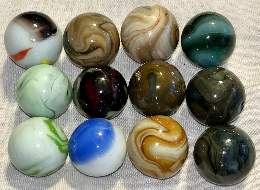 LOT 12 VINTAGE GLASS MARBLES / SHOOTERS: LOT 9 VINTAGE GLASS MARBLES / SHOOTERS - GOOD OVERAL CONDITION