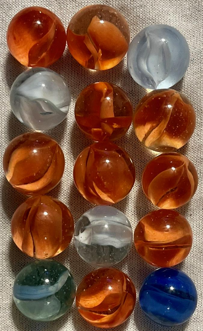 LOT 15 VINTAGE GLASS MARBLES: LOT 15 VINTAGE GLASS MARBLES - GOOD OVERAL CONDITION