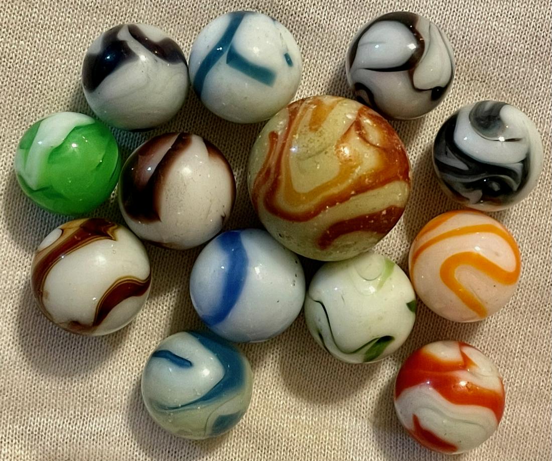 LOT 13 VINTAGE GLASS MARBLES: LOT 13 VINTAGE GLASS MARBLES - GOOD OVERALL CONDITION