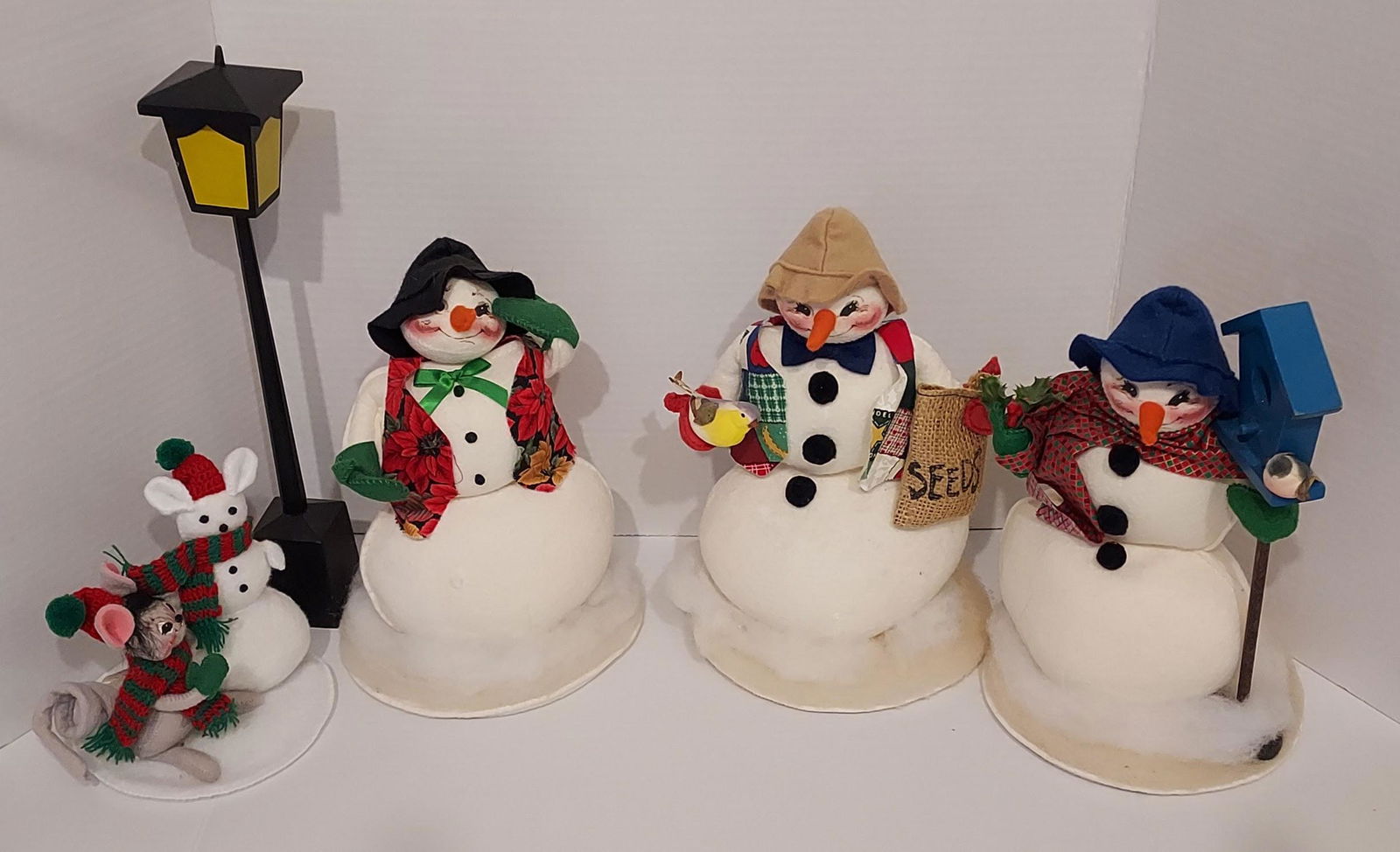 LOT 4 ANNALEE DOLLS AND LAMP POST (1 of 8)