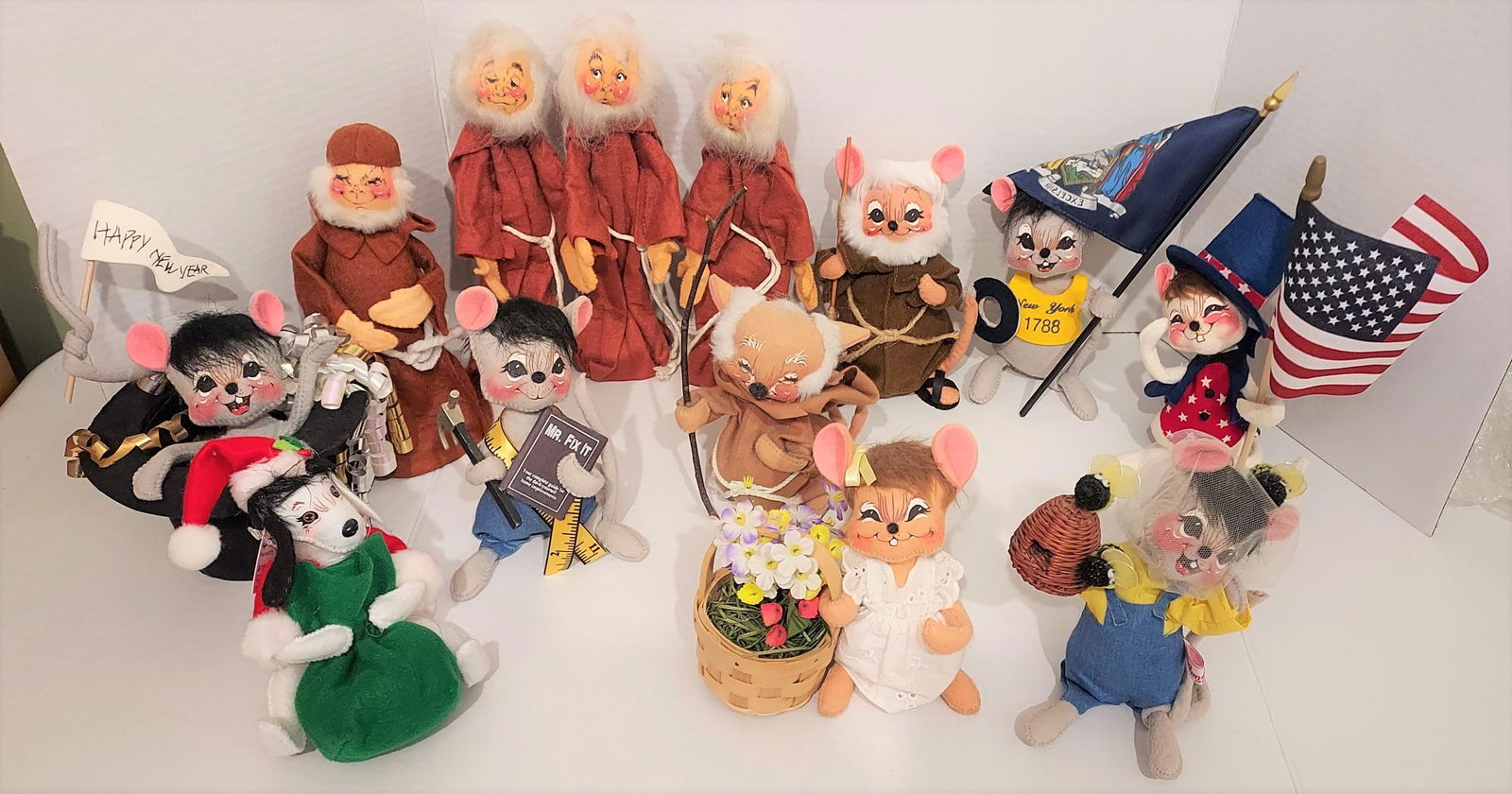 LOT 13 ANNALEE DOLLS (1 of 17)