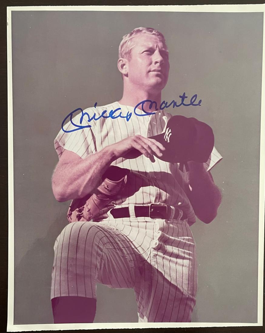 MICKEY MANTLE AUTOGRAPHED 8" X 10" PHOTOGRAPH (1 of 2)