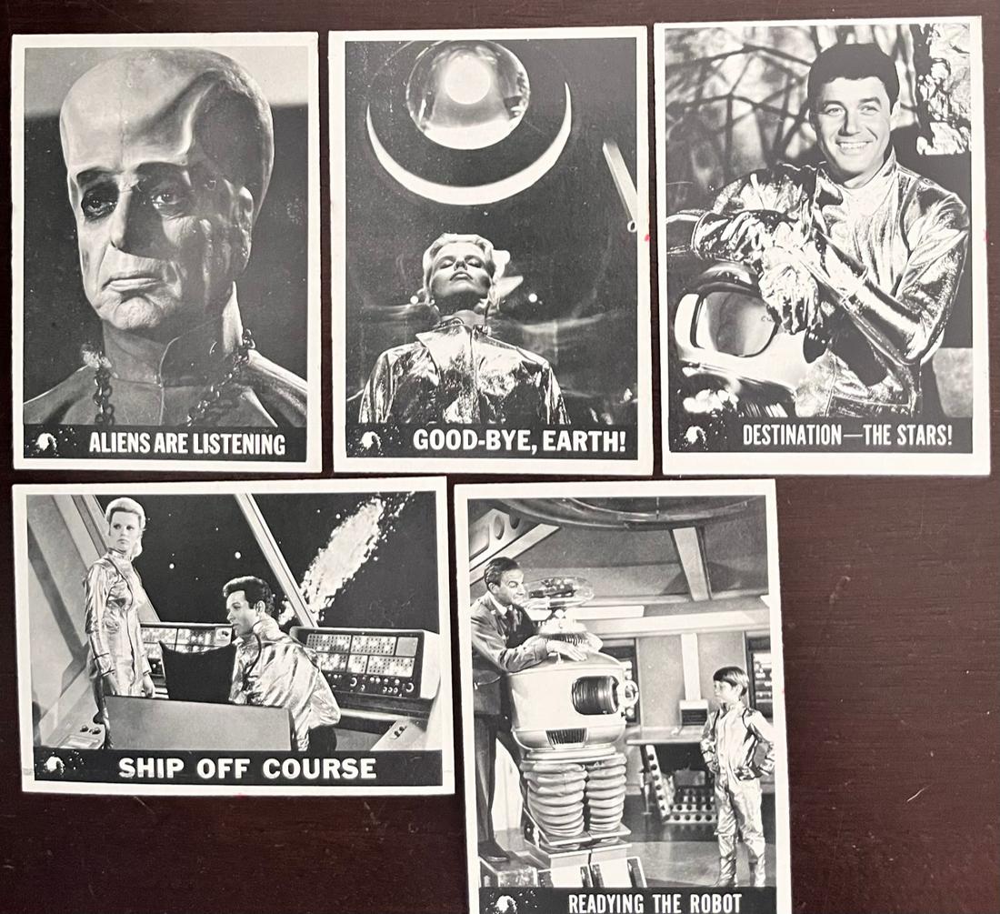 LOT 30 ORIGINAL TOPPS 1966 LOST IN SPACE CARDS (1 of 13)