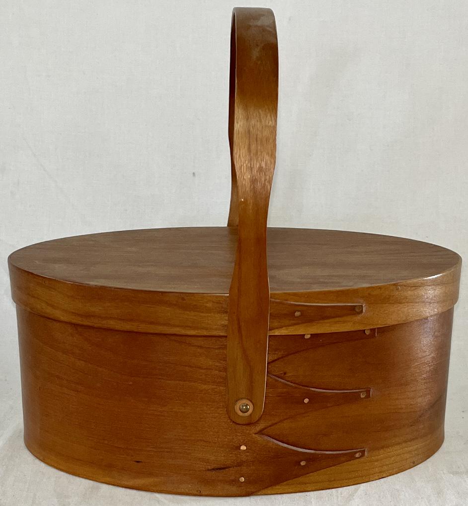 20TH C. CANTERBURY SHAKER OVAL SEWING BOX: 20TH C. CANTERBURY SHAKER OVAL SEWING BOX / CARRIER WITH LID AND FITTED INTERIOR - "CANTERBURY WOODWORKS CANTERBURY, N.H." - 11" X 8" X 4 3/4" HIGH