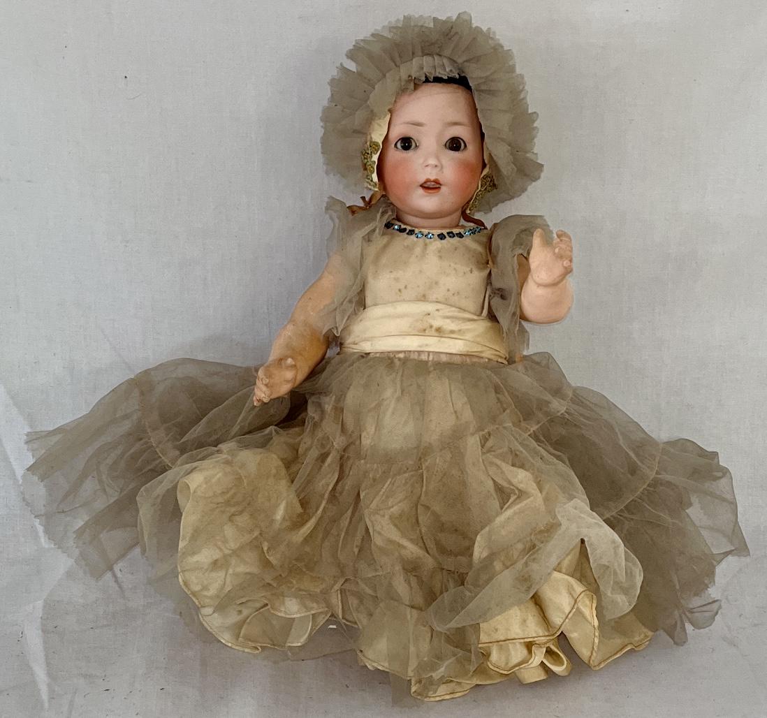 ANTIQUE SIMON & HALBIG GERMAN DOLL WITH CLOTHES (1 of 7)