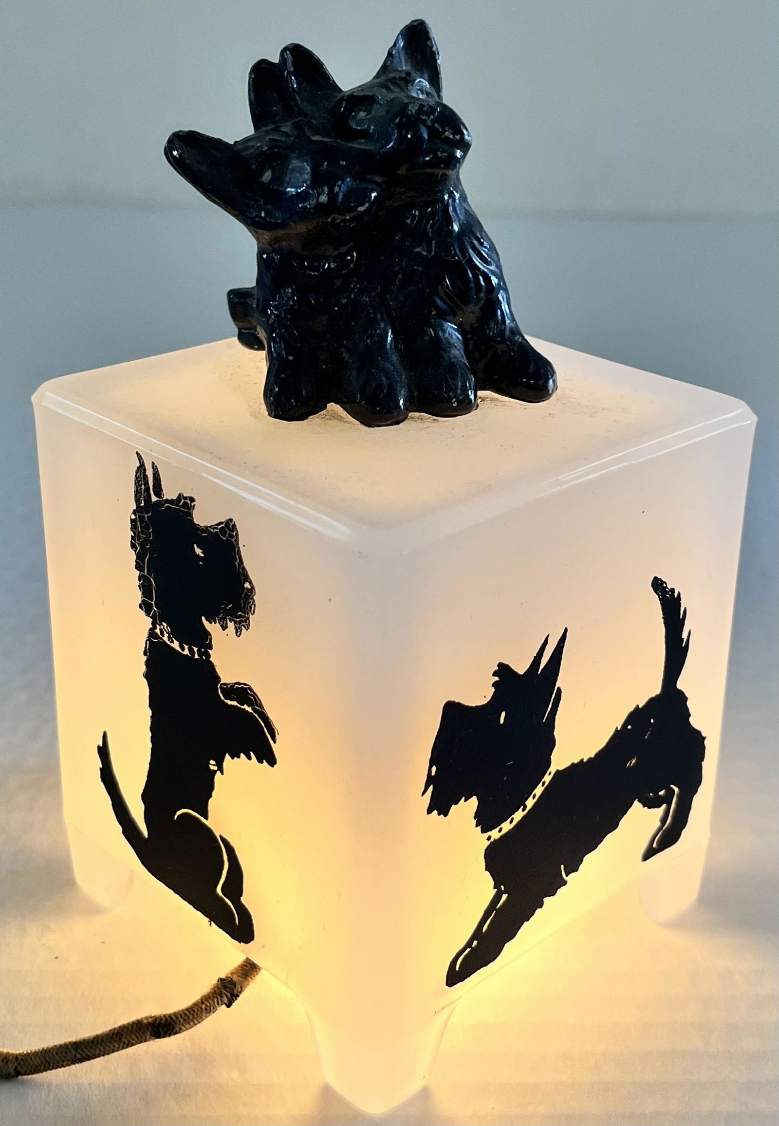 VINTAGE ART DECO SCOTTIE DOG LAMP - NIGHT LIGHT: VINTAGE ART DECO GLASS SCOTTIE DOG LAMP / NIGHT LIGHT WITH METAL DOUBLE SCOTTIE DOG FIGURE ON TOP - PAINTED / STENCILED SCOTTIE DOG ON 2 SIDES OF THE GLASS - WORKING CONDITION WHEN TESTED BUT NEEDS RE