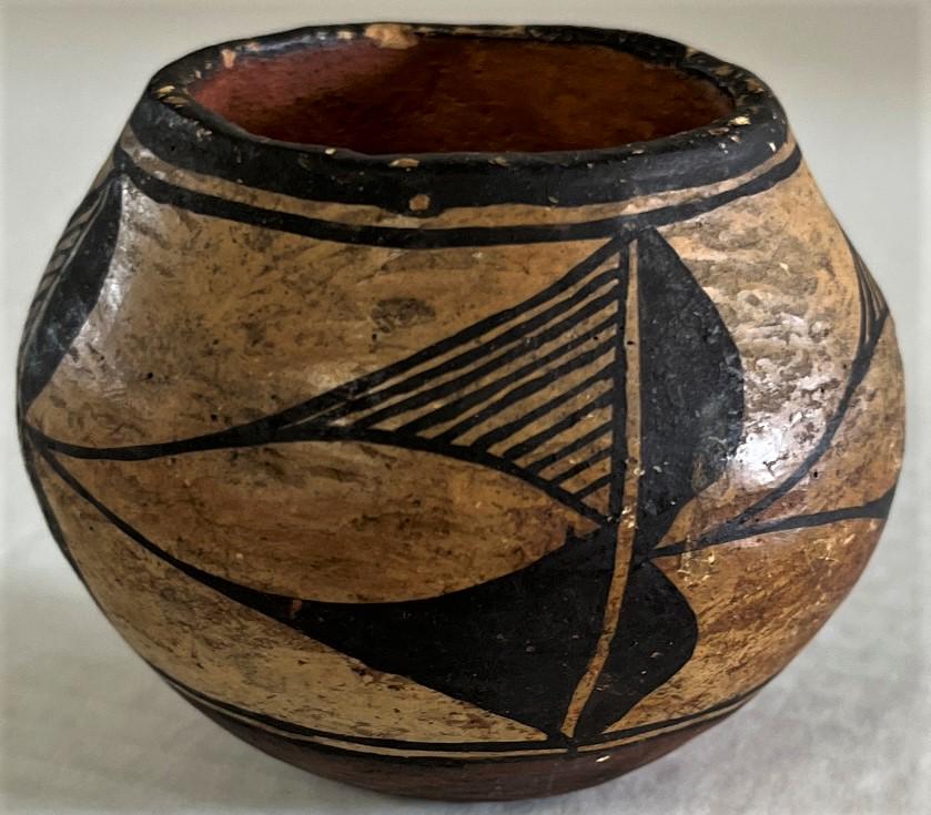 SMALL NATIVE AMERICAN INDIAN POT: SMALL NATIVE AMERICAN INDIAN POT WITH PAINTED DECORATION - GOOD OVERALL CONDITION - 2 1/2" HIGH, 3" DIAMETER, 2" DIAMETER TOP