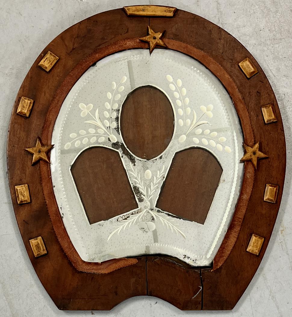 LG. FOLK ART HORSE SHOE SHAPED MIRROR & FRAME: LG. FOLK ART / TRAMP ART HORSE SHOE SHAPED MIRROR & FRAME - HOLD'S 3 PHOTOS - 22 1/4" HIGH, 20 1/4" WIDE - CONDITION AS SEEN IN PHOTOS PROVIDED