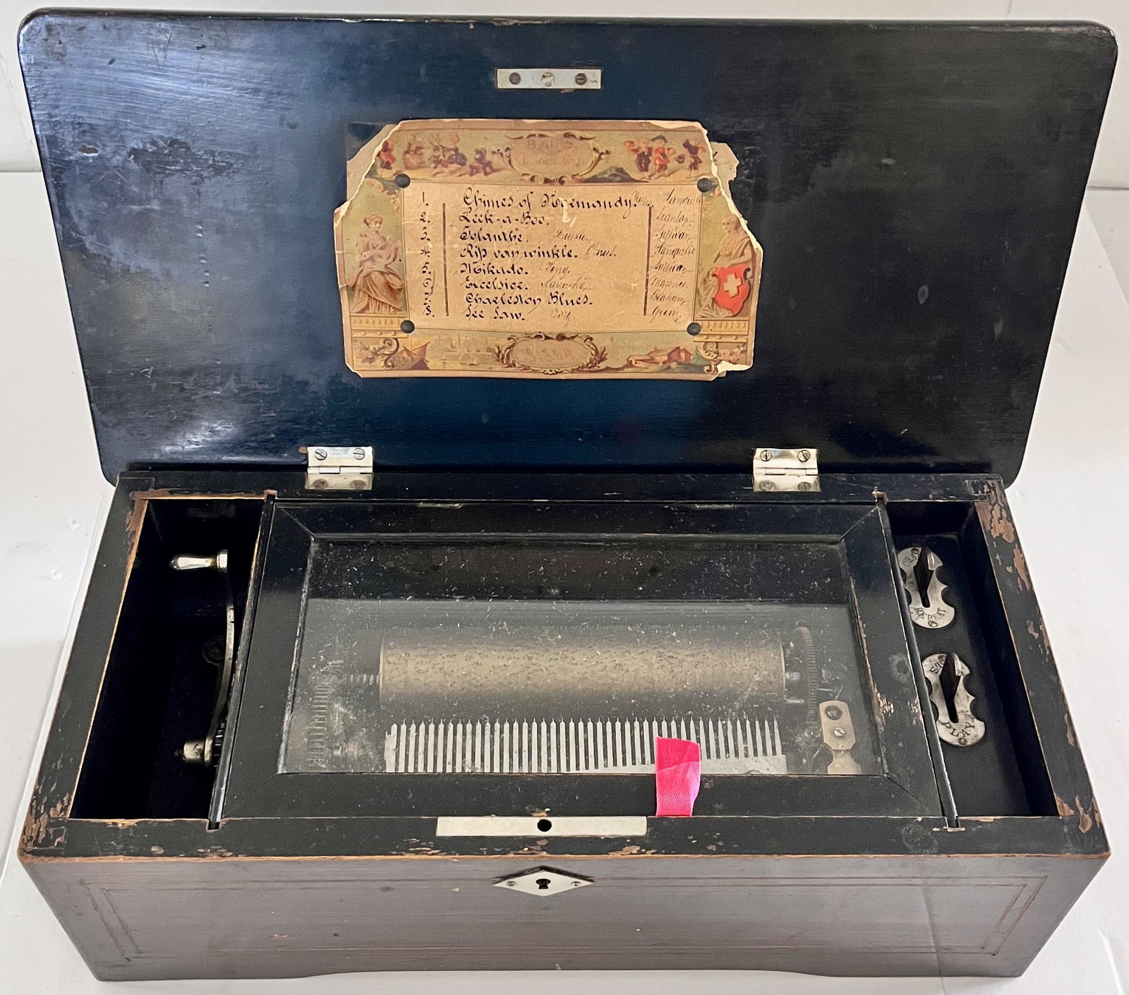 VICTORIAN 8 TUNE CYLINDER MUSIC BOX - WORKING CONDITION: VICTORIAN 8 TUNE CYLINDER MUSIC BOX IN GOOD WORKING ORDER WHEN TESTED - 14 1/4" X 8 1/8" X 4 5/8" HIGH