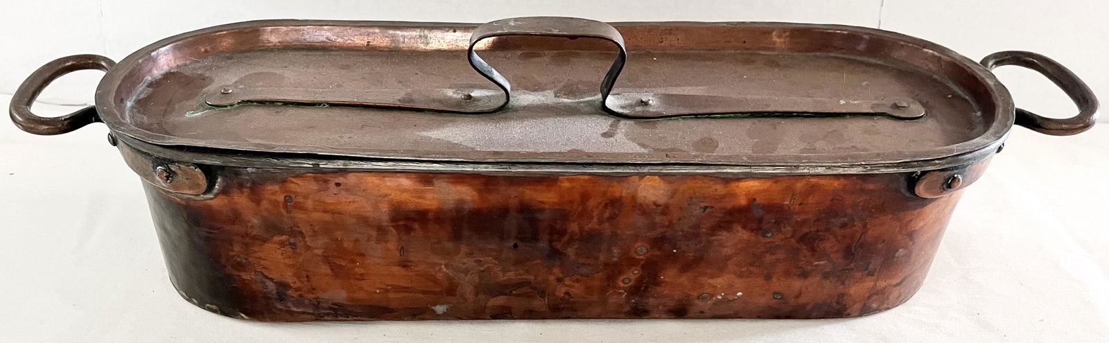 EARLY HEAVY COPPER FISH KETTLE / STEAMER WITH INSERT & LID: EARLY HEAVY COPPER FISH KETTLE / STEAMER WITH INSERT & LID - COPPER SIDE HANDLES AND LID HANDLE - DOVETAILED JOINTS - 22 1/4" LONG, 4 1/2" HIGH, 5 3/4" HIGH TOP OF LID HANDLE