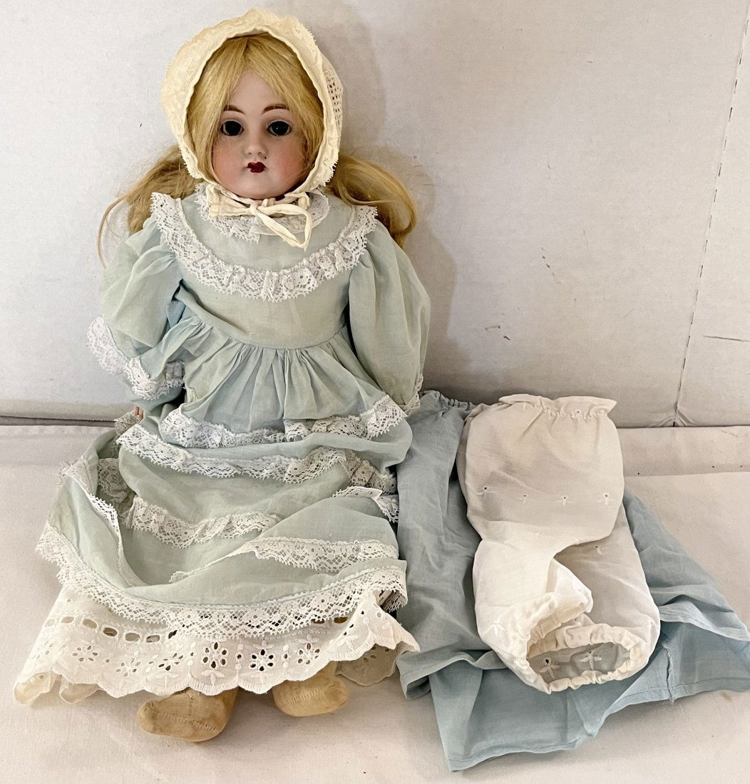 ANTIQUE GERMAN DOLL  - SLEEP EYES, KID BODY (1 of 9)