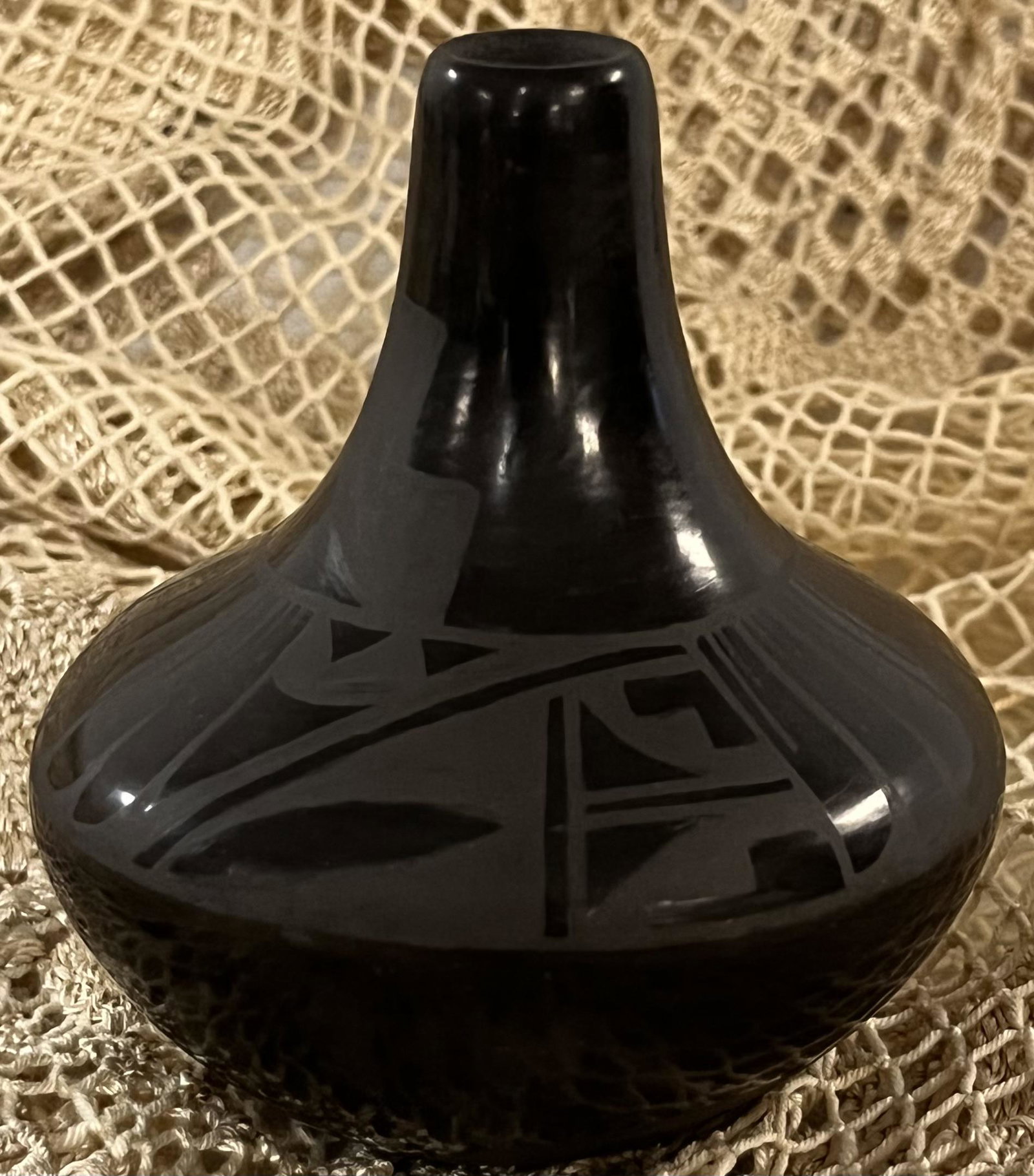 BLACK ON BLACK SANTA CLARA MARGARET GARCIA POT (1 of 10)