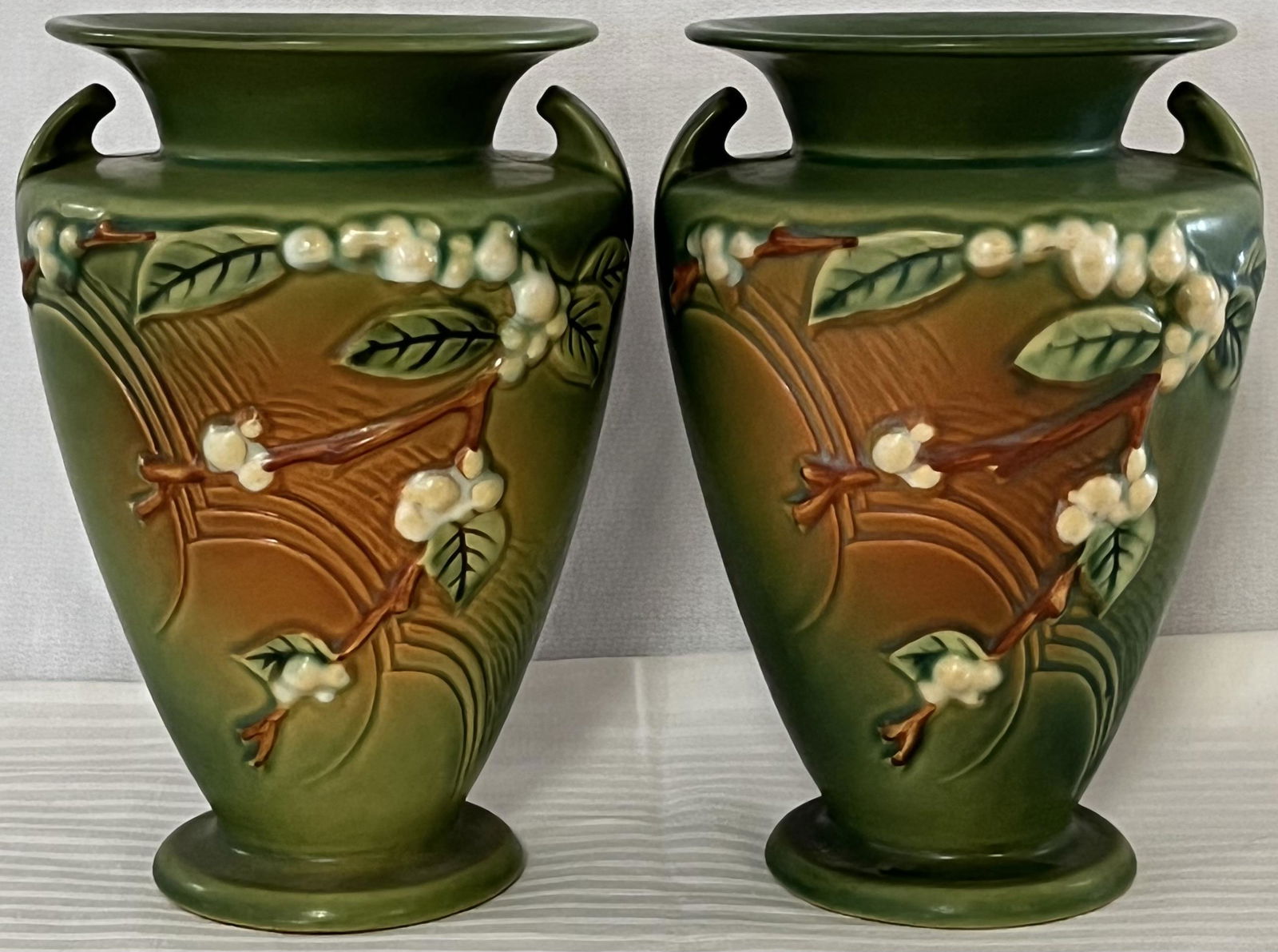 PR ROSEVILLE "SNOWBERRY" PATTERN VASES (0243) on Feb 26, 2023 Heart