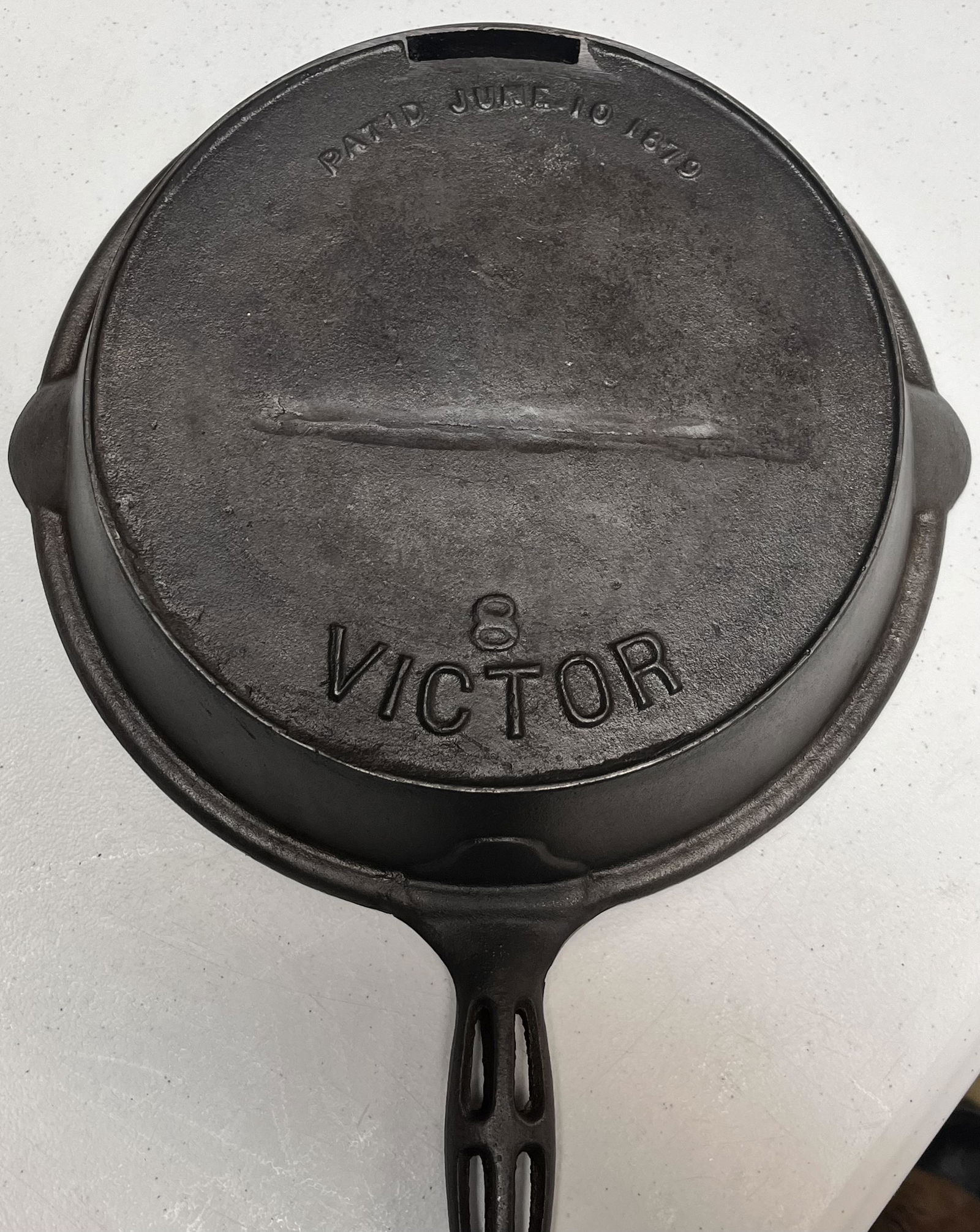 VICTOR #8 CAST IRON ODORLESS SKILLET DATED 1879 (1 of 12)
