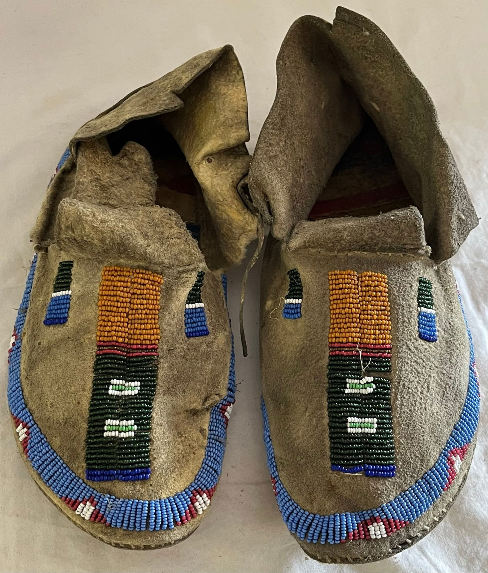 PR. BEADED NATIVE AMERICAN MOCCASINS (1 of 12)