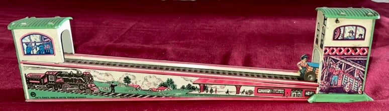 ANTIQUE MARX TIN WINDUP COAL CAR ON TRACKS (1 of 10)