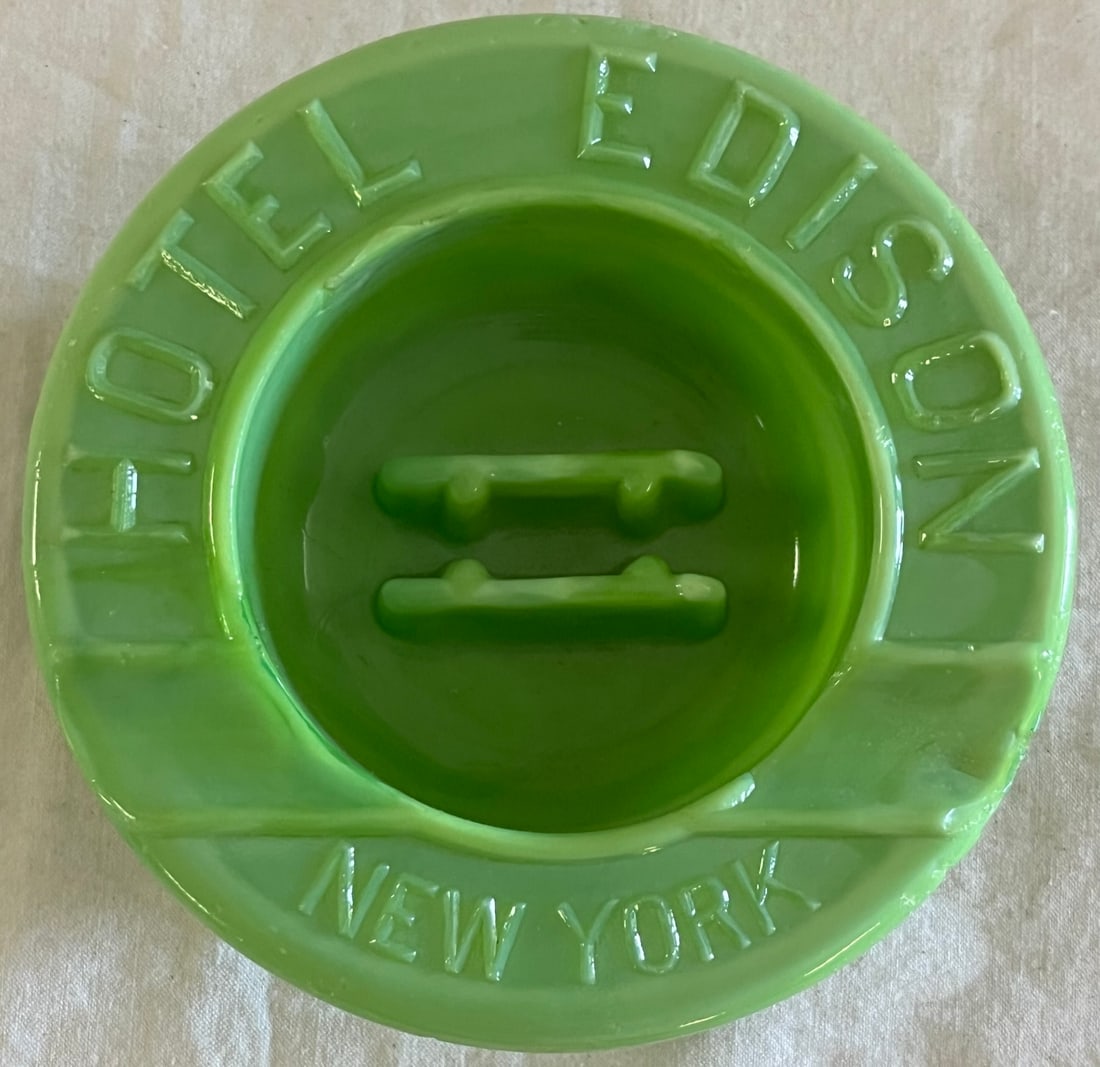 ORIGINAL GREEN JADEITE MATCH BOX HOLDER / ASHTRAY "HOTEL EDISON NEW YORK" (1 of 5)