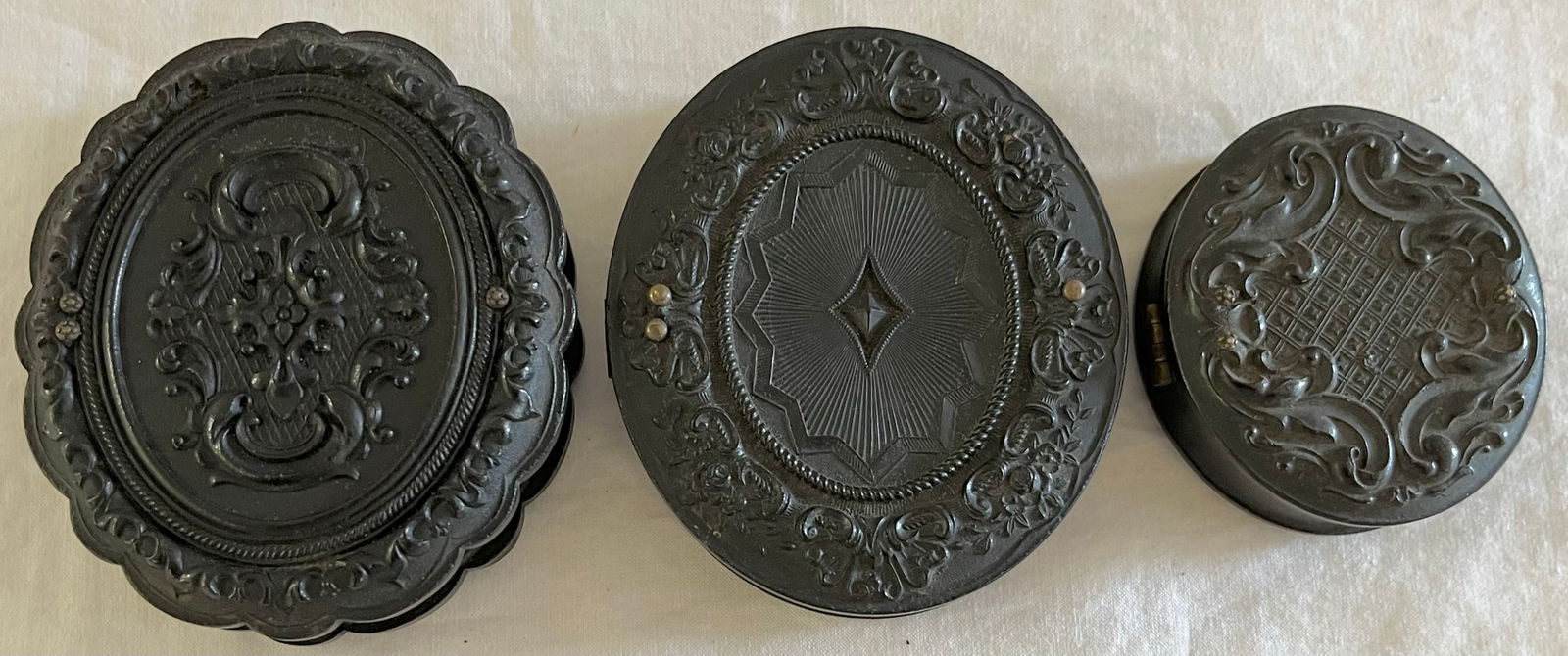 LOT OF ANTIQUE IMAGES, 2 DAGUERROTYPES, 1 CABINET CARD IN CASE (1 of 16)