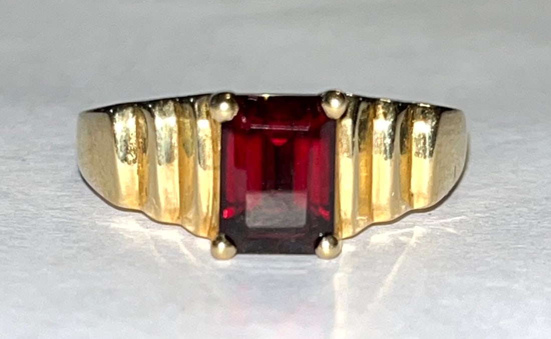 14K YELLOW GOLD & GARNET RING - 3.92 GRAMS (1 of 6)