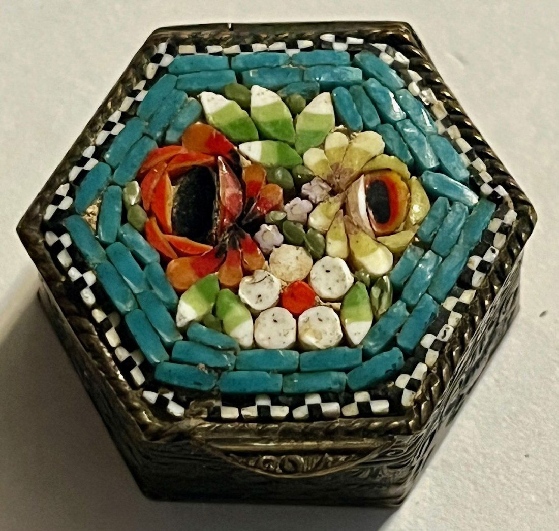 ANTIQUE ITALIAN  MICRO MOSAIC PILL / SNUFF BOX (1 of 5)