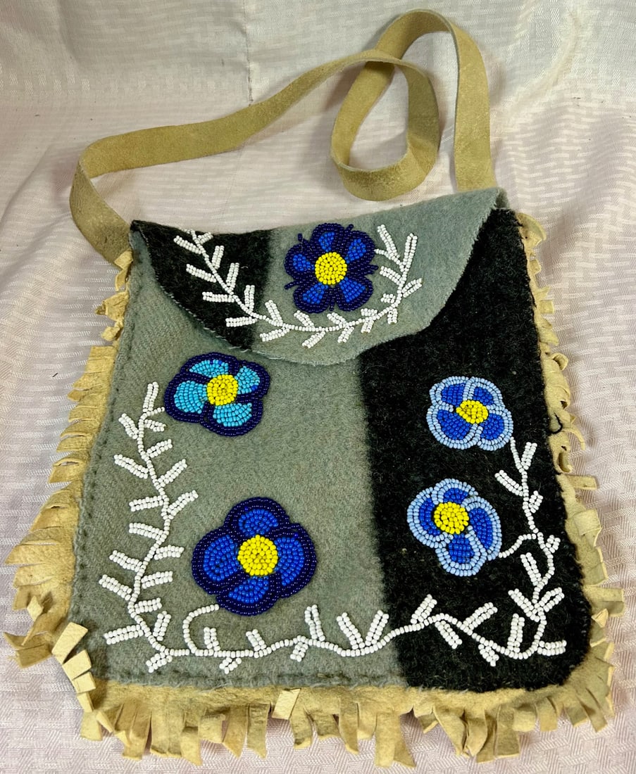 NATIVE AMERICAN BEADED MEDICINE BAG (1 of 5)
