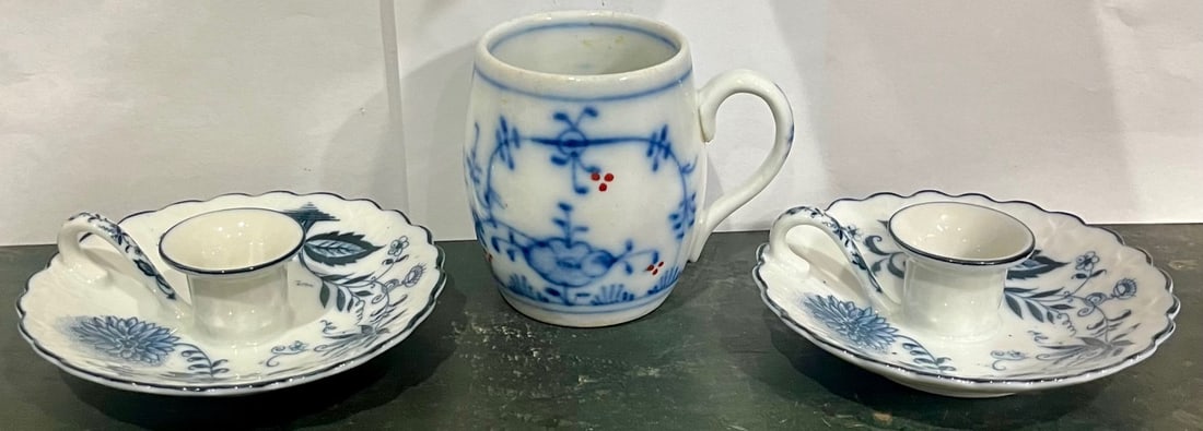 LOT 3 PCS. BLUE WHITE MEISSEN BLUE ONION PORCELAIN: LOT 3 PCS. BLUE WHITE MEISSEN BLUE ONION PORCELAIN - SMALL MUG AND PAIR CHAMPERSTICKS - 4 1/2" DIAMETER CHAMBERSTICKS