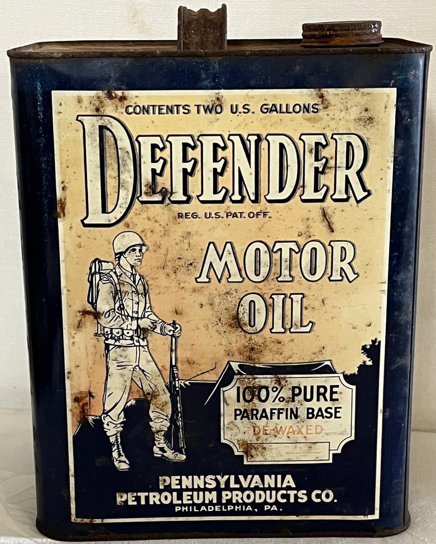 ORIGINAL DEFENDER MOTOR OIL ADVERTISING TIN WITH SOLDIER: ORIGINAL DEFENDER MOTOR OIL ADVERTISING TIN WITH SOLDIER - PENNSYLVANIA PETROLEUM PRODUCTS CO. PHILADELPHIA, PA. - MEASURES APPROX. 11 1/2" HIGH