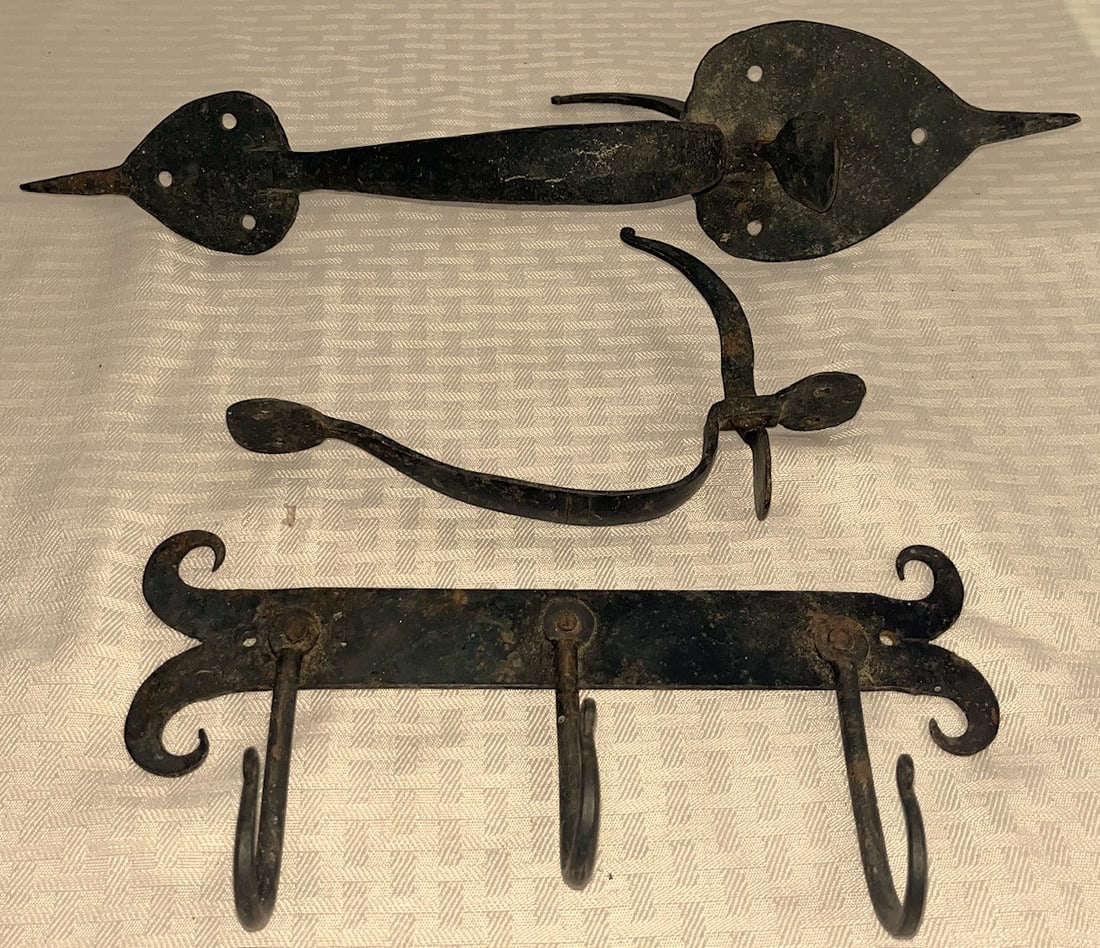 THREE WROUGHT IRON ITEMS - 2 DOOR HANDLES / LATCHES & HANGING RACK (1 of 14)