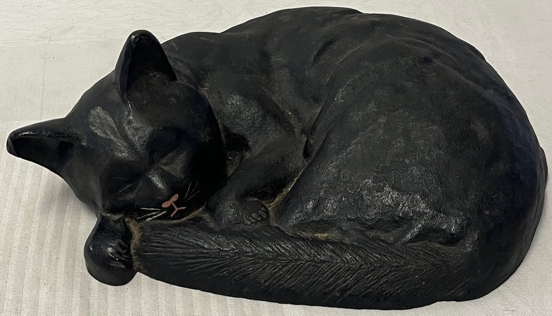 LARGE CAST IRON 'SLEEPING CAT' DOORSTOP IN ORIGINAL PAINT (1 of 13)
