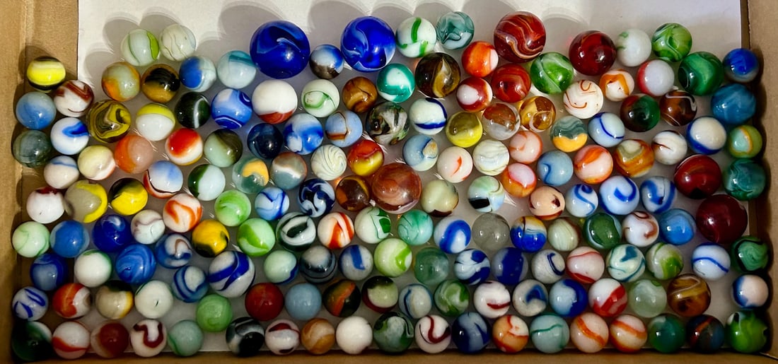 LOT OF 100-200 VINTAGE / ANTIQUE MARBLES (1 of 7)