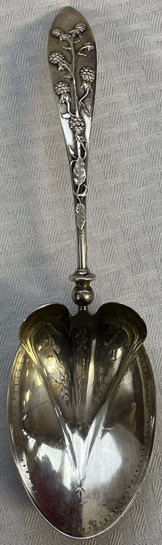 GORHAM "RASPBERRY" PATTERN STERLING SILVER BERRY SPOON 3.48 OZS (1 of 14)