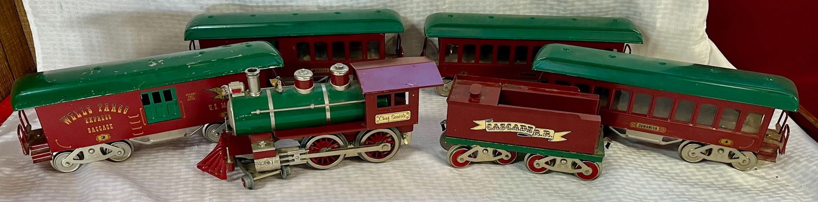 MCCOY MFG. WIDE GUAGE TIN LITHO TRAIN - ENGINE & 5 CARS (1 of 16)