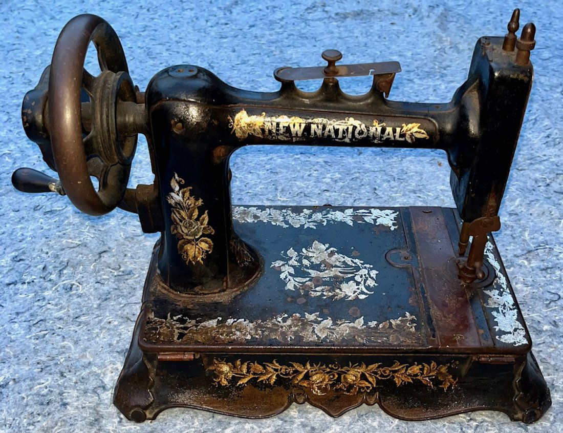 ANTIQUE "NEW NATIONAL" CAST IRON SEWING MACHINE (1 of 6)